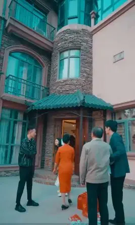 爆笑来袭！《贬值成了财神》：穷小子一夜暴富？不！是贬值也能发财！